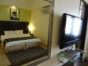 TV a/nebo společenská místnost v ubytování Chateau Windsor Hotel - Marine Drive
