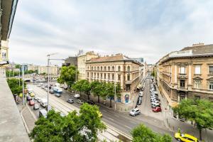 Gallery image of BpR Luxe de Noir et Blanc Apartment in Budapest