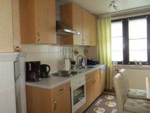Ferienwohnung "Waldblick" tesisinde mutfak veya mini mutfak