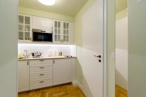 Kuchyňa alebo kuchynka v ubytovaní Roland Apartments