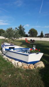 ein Boot, das im Gras auf einem Feld sitzt in der Unterkunft Apartments Kaić 1045 in Pula