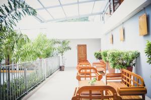 Balkón nebo terasa v ubytování Nonnee Hotel Kata Beach Phuket