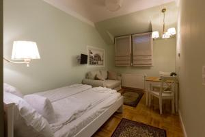 ブダペストにあるRoland Apartmentsのベッドルーム1室(ベッド1台付)、リビングルームが備わります。