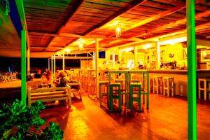 un restaurante con un bar con gente sentada en las mesas en Naya, en Kissamos