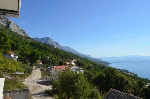 uitzicht op een stad op een heuvel naast het water bij House Marija in Brela