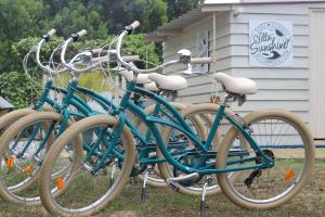 a group of bikes parked in front of a building at Villa Sunshine in Biscarrosse-Plage