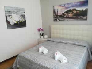 維洛納的住宿－A casa di Luca，一间卧室配有一张床,上面有两条毛巾