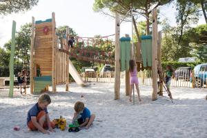 a group of children playing in the sand at a playground at Huttopia Chardons bleus Ile de Re in Sainte-Marie-de-Ré