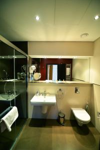 La salle de bains est pourvue d'un lavabo et de toilettes. dans l'établissement Nane Hotel, à Gyumri