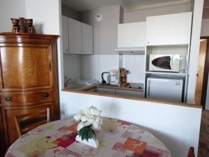 ル・グロー・ダグドにあるVue Mer Splendide - Appartement Standingの小さなキッチン(テーブル、電子レンジ付)