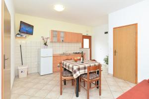 Kuchyň nebo kuchyňský kout v ubytování Apartments Denis 344