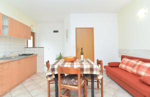 Kuchyň nebo kuchyňský kout v ubytování Apartments Denis 344
