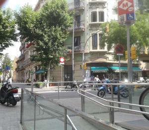 バルセロナにあるEstudio con balcon Plaza Españaの市道をバイクに乗る人々