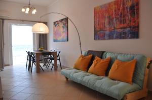 阿齐亚·佩拉加·基西拉Summerhouse的客厅里有一张沙发和一张桌子。