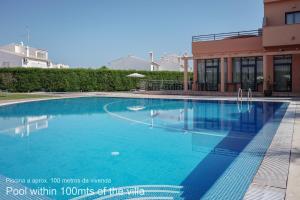 Bazén v ubytovaní Akivillas Quarteira Relax alebo v jeho blízkosti