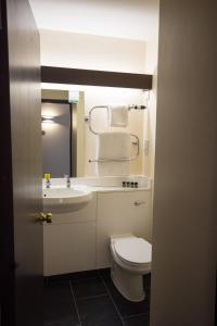 een badkamer met een wit toilet en een wastafel bij Dragonfly Hotel Bury St Edmunds in Bury Saint Edmunds