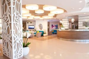 um lobby de um hospital com uma recepção em Hotel Wela - Premium All Inclusive em Sunny Beach