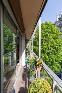パリにあるVeeve - Colourful on rue Singerの鉢植えのバルコニー