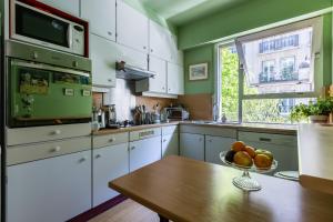 Virtuvė arba virtuvėlė apgyvendinimo įstaigoje Veeve - Colourful on rue Singer