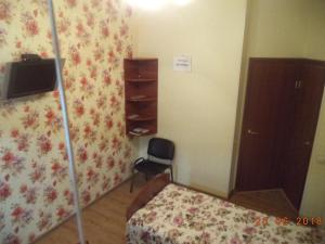 エッセントゥキにあるКВАРТИРА НА САДОВОЙの小さなベッドルーム(ベッド1台、椅子付)
