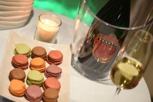 - une table avec une assiette de biscuits et une bouteille de vin dans l'établissement GlamappartSpa design luxe & Parking, à Dijon