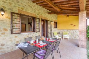 Patio alebo iná vonkajšia časť ubytovania Agriturismo Dei Casali