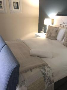 Ein Bett oder Betten in einem Zimmer der Unterkunft Olive Manor Guest House