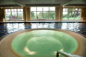 Bazén v ubytování Danesfield House Hotel And Spa nebo v jeho okolí