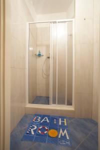 W łazience znajduje się prysznic ze szklanymi drzwiami. w obiekcie Hostel Franz Kafka w Pradze