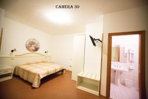 Postel nebo postele na pokoji v ubytování Hotel I Tigli albergo diffuso