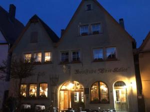 um edifício com uma loja em frente à noite em Gästehaus Alter Keller em Rothenburg ob der Tauber