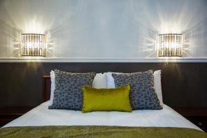 A bed or beds in a room at Ardencote 