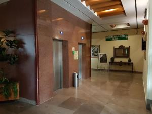 un vestíbulo vacío de un hospital con un pasillo en Hotel Oslo, en Ciudad de México
