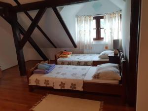 Katil atau katil-katil dalam bilik di Seoski turizam Sumak