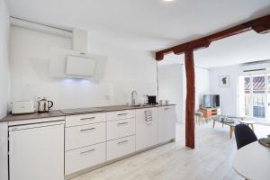 Kuchyň nebo kuchyňský kout v ubytování LEEWAYS LOFT in PELAYO + 7 fotografií