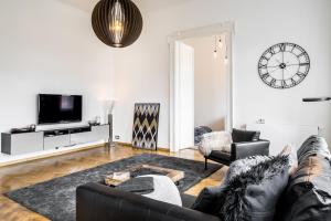 BpR Luxe de Noir et Blanc Apartment tesisinde bir oturma alanı