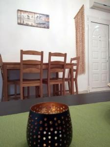 ネア・スキオニにあるRoses RT apartments Skioni IIのダイニングルーム(テーブル、椅子、テーブル付)