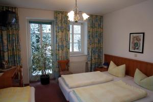 1 dormitorio con 2 camas y ventana en Hotel Café am Stift, en Hessisch Oldendorf