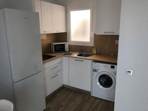 Kuchyňa alebo kuchynka v ubytovaní Apartamentos AR Muntanya Mar