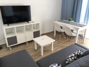 Televízia a/alebo spoločenská miestnosť v ubytovaní Apartamentos AR Muntanya Mar