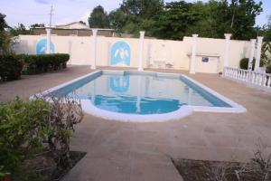Πισίνα στο ή κοντά στο Country Manor Apartments