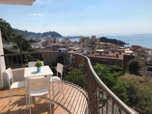 a balcony with a table and chairs and a view at Apartamentos AR Muntanya Mar in Blanes