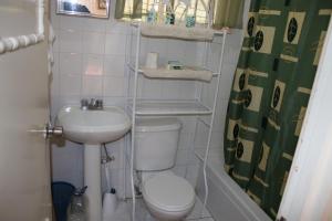 Ένα μπάνιο στο Country Manor Apartments +14 φωτογραφίες