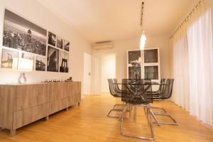 a dining room with a glass table and chairs at Alquileres Kakiko in Sanlúcar de Barrameda