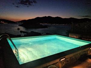 una gran piscina con vistas al agua en Apartments Kovinic en Tivat