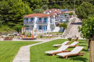 Сад в Milia Beach Apartments