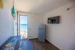 チェファルにあるMarechiaro Houseの冷蔵庫、海を望むバルコニーが備わる客室です。