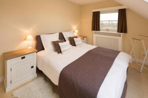 Un dormitorio con una cama grande y una ventana en Delmaro, en Middelkerke 27 fotos más