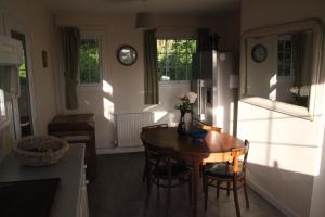 una sala da pranzo con tavolo e sedie e una cucina di Spacious home in Bath, nature and city! a Bath