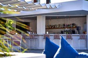 Ο χώρος του lounge ή του μπαρ στο Seaside Resorts